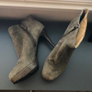 Nine West Esmiralda sage/olive faux suede ankle booties